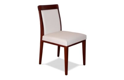 Pohodlná stolička ARMSTRONG s dlhými drevenými nohami.