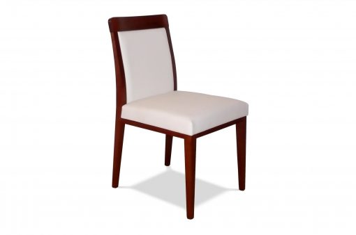 Pohodlná stolička ARMSTRONG s dlhými drevenými nohami.