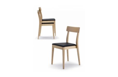 Stohovateľné drevené stoličky Charlotte s koženým sedákom.