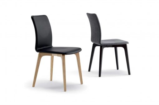 Dve moderné stoličky Harward, celočalúnené kožou a látkou.
