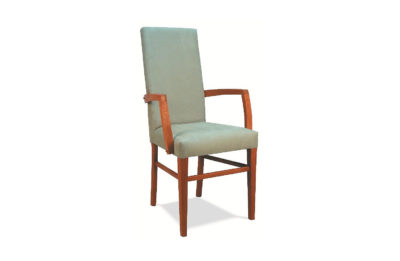 Pohodlná stolička HOME s dlhými drevenými nohami s operadlom a ručnými opierkami.