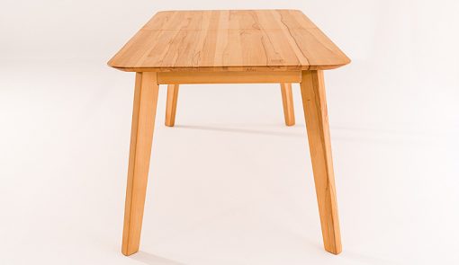 Štíhly, elegantný jedálenský stôl NOVILA na seba priťahuje pozornosť najmä svojim ostrým profilom hrany stolového plátu.