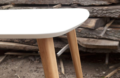 Detail na jedálenský stôl Polar s tradičným škandinávskym dizajnom.