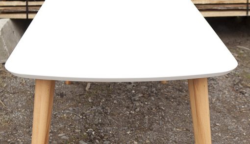 Detail na jedálenský stôl Polar s tradičným škandinávskym dizajnom.