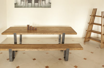 Masívna lavica a stôl MERAN s kovovými nohami.