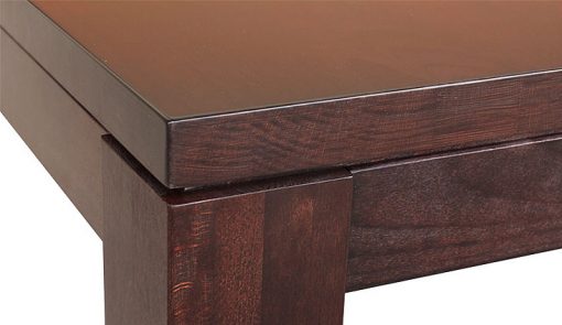 Detail na spoločenský stôl Luxik, ktorý je výnimočný svojou stabilitou a tradičným dizajnom.
