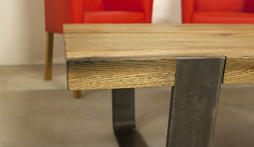Detail na spojenie dreveného plátu a oceľových nôh stola MERAN.