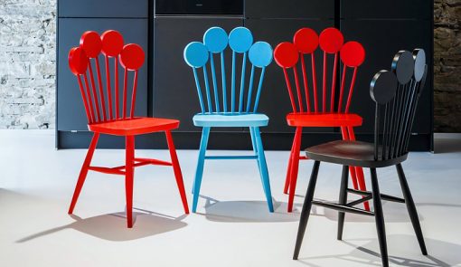 Štyri dizajnové stoličky PAF v modrej, červenej a čiernej farbe.