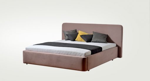 Moderná čalúnená posteľ SALERNO v hnedej farbe.