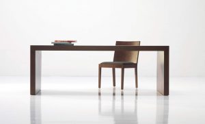 Jedálenský drevený stôl s jednou stoličkou, značka Brik.