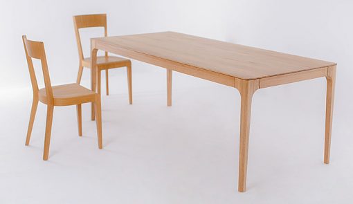 Creativ je celo-masívny jedálenský stôl stôl so skutočne tenkým vzhľadom stolovej dosky.