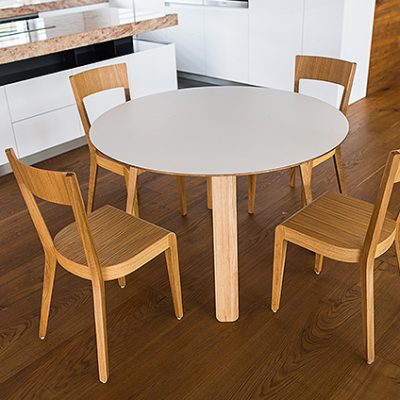Kado je subtílny bezrámový stôl s výraznejšími nohami lopatkovitého tvaru.