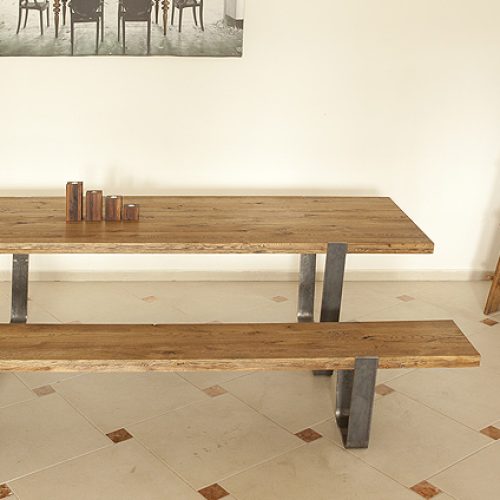 Masívna lavica a stôl MERAN s kovovými nohami.