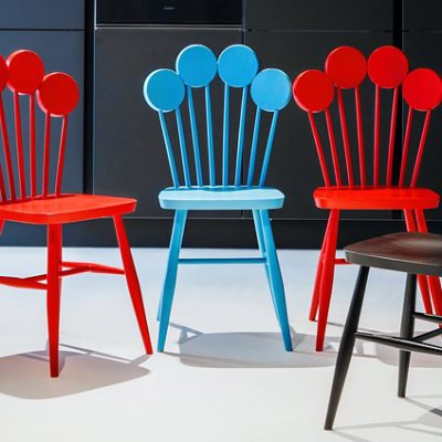 Štyri dizajnové stoličky PAF v modrej, červenej a čiernej farbe.